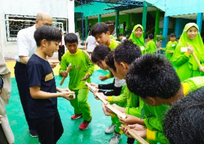 Exchange with local schools and international schools